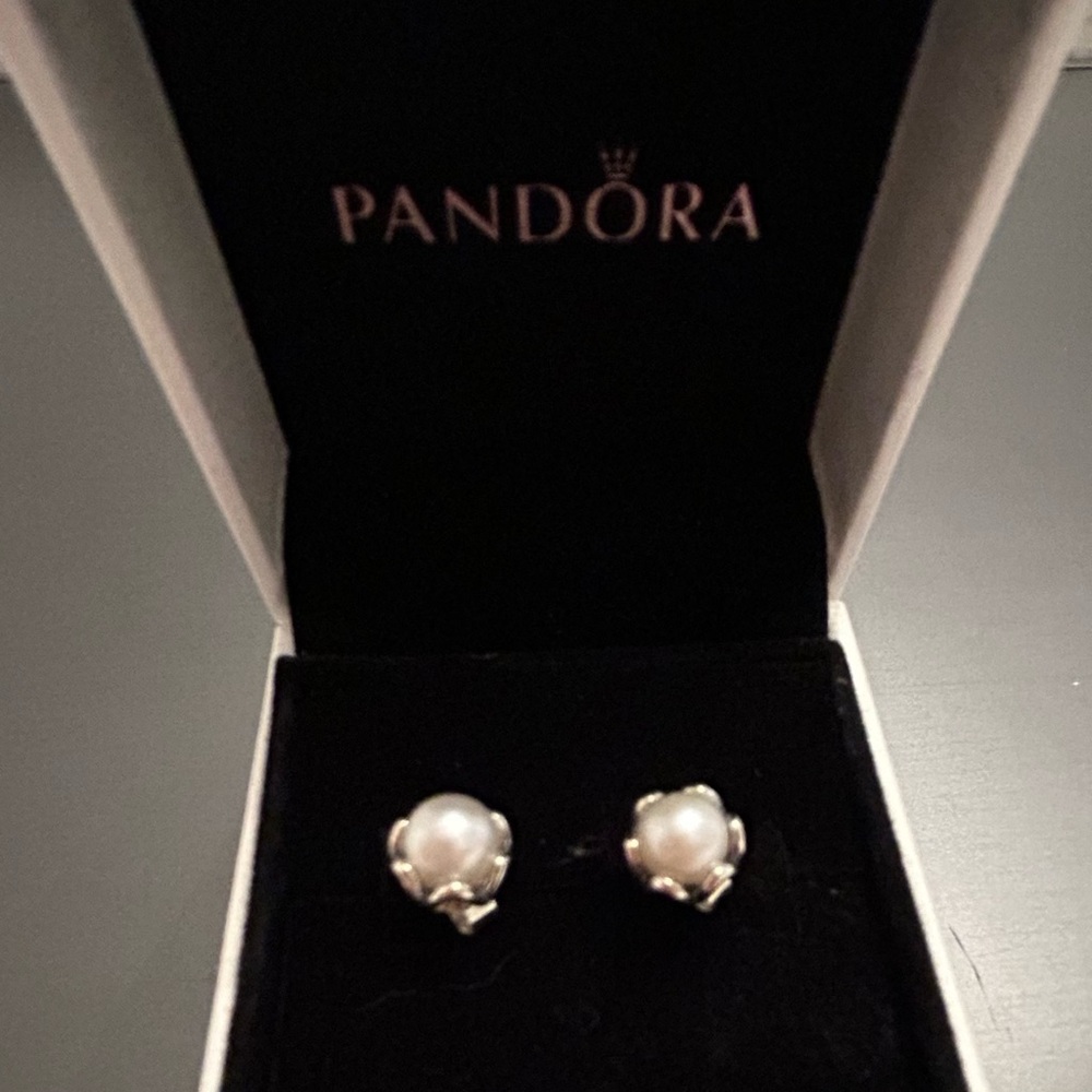 Pandora Cultured Elegance Stud Earrings w/
Sterling Silver and Freshwater Pearls